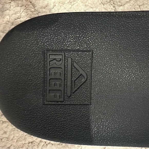 Reef Cushion Court Black Sandals! The cutest little flip flop 🩴 and so comfy! - Picture 5 of 5